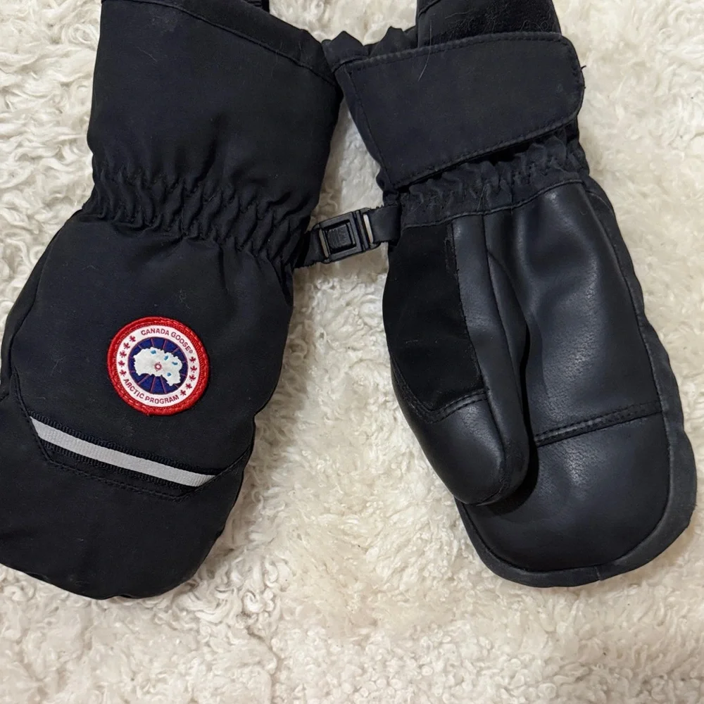 Canada Goose Black Kids Mittens with Red Logo Patch L-XL